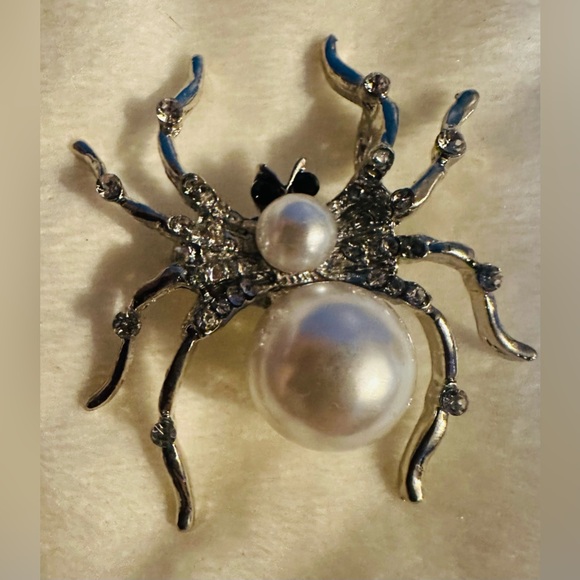 Jewelry - Elegant Silver Tone Spider Brooch with Faux Pearls